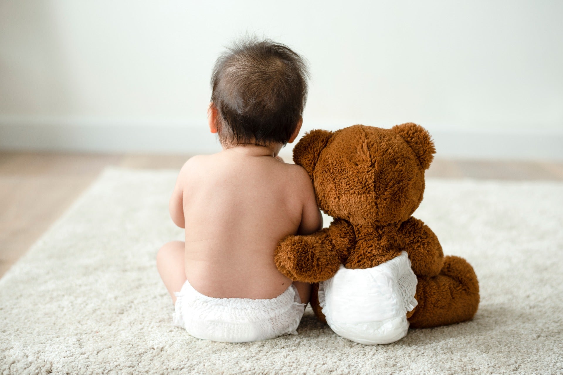 Peluches para bebés: Beneficios y recomendaciones para un regalo seguro y divertido 13 bebe dormir urso de pelucia